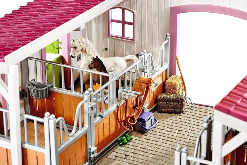 Schleich 42344 Velká Stáj s koňmi a příslušenstvím