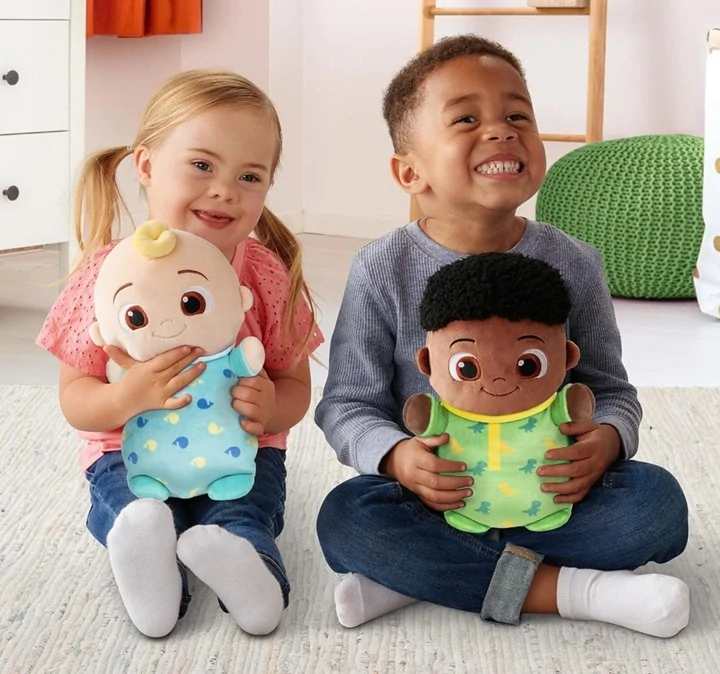 Jazwares Plyšový Cocomelon JJ Squishmallows Polštář Plyšak 27 cm
