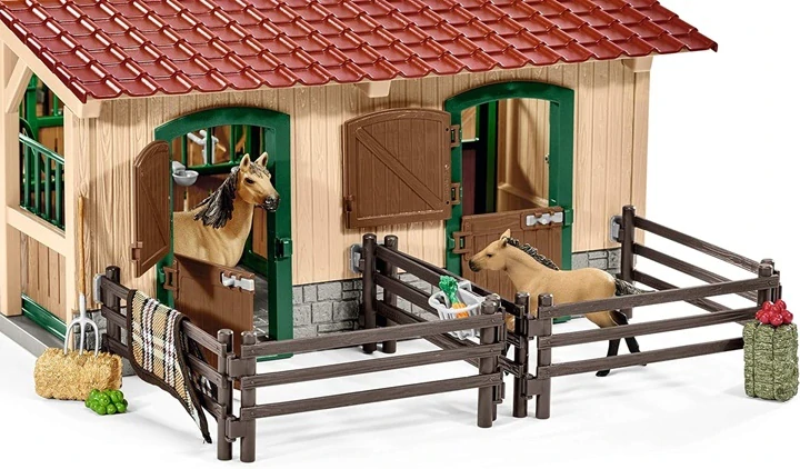 Schleich 42195 Velká Stáj s koňmi a příslušenstvím