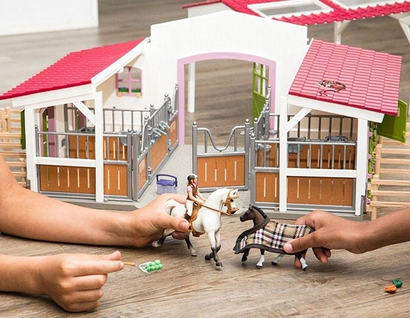 Schleich 42344 Velká Stáj s koňmi a příslušenstvím