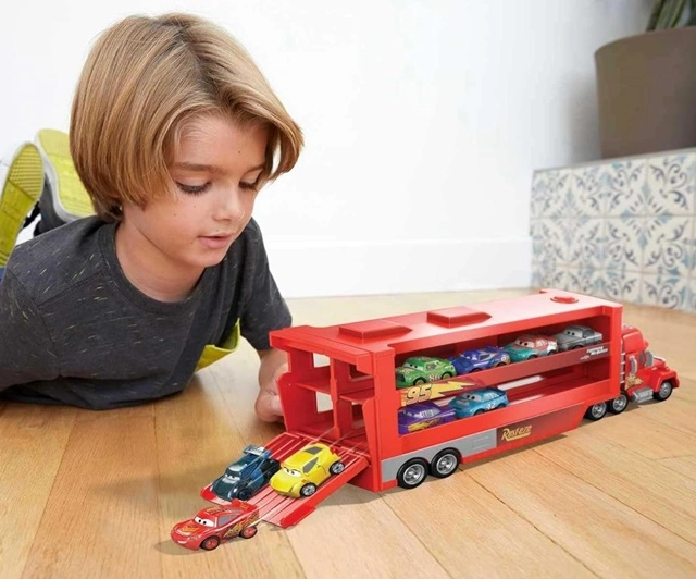 Mattel Cars Mini transportér Mack a Blesk McQueen GNW34