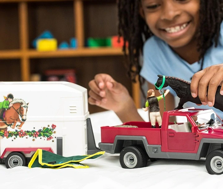 Schleich 42346 Pick-up s koňským přívěsem