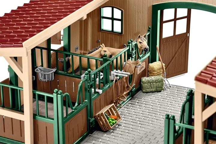 Schleich 42195 Velká Stáj s koňmi a příslušenstvím