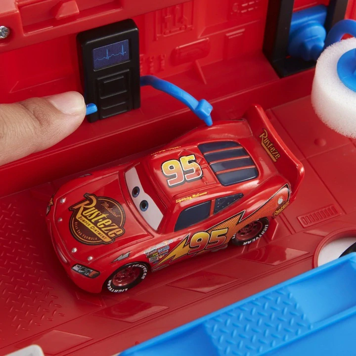 Mattel Transporter Mack Nákladní auto s odpalovacím zařízením CARS Guido HDC75