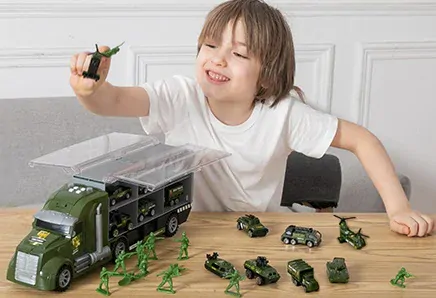 Nákladní auto + 12 ks vojenských vozidel + 12 vojáků Joyin