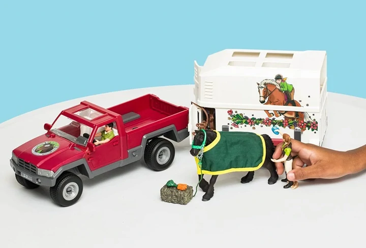 Schleich 42346 Pick-up s koňským přívěsem