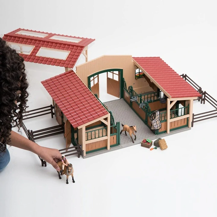 Schleich 42195 Velká Stáj s koňmi a příslušenstvím