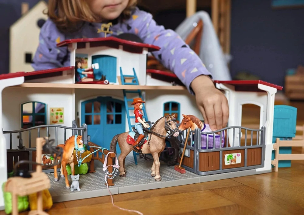 Schleich 42567 Velká Stáj s příslušenstvím u jezera - Jezdecké centrum