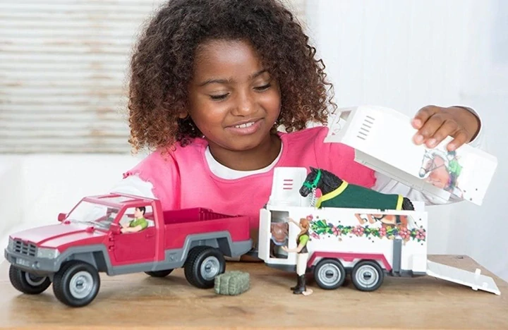 Schleich 42346 Pick-up s koňským přívěsem