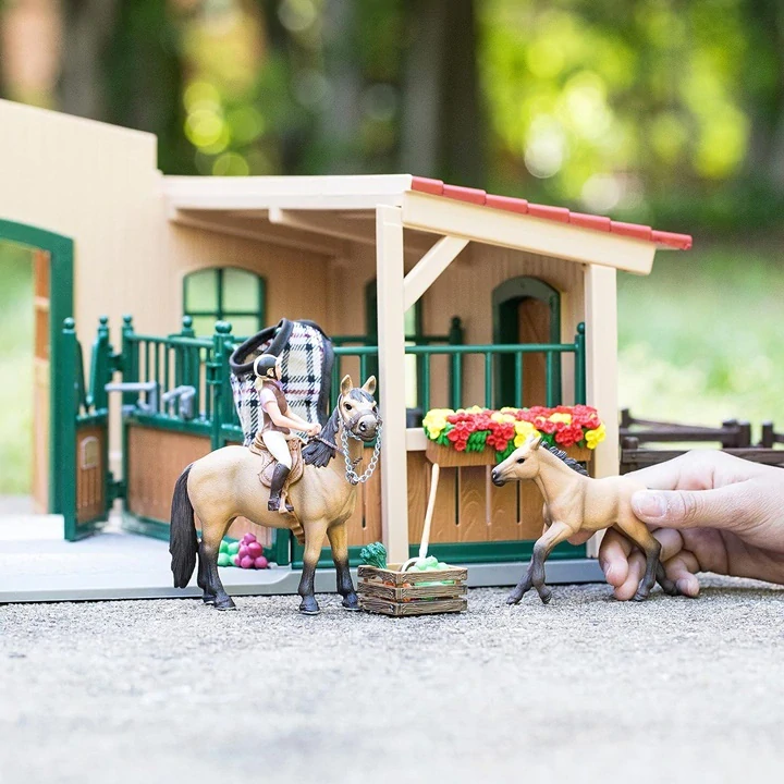 Schleich 42195 Velká Stáj s koňmi a příslušenstvím