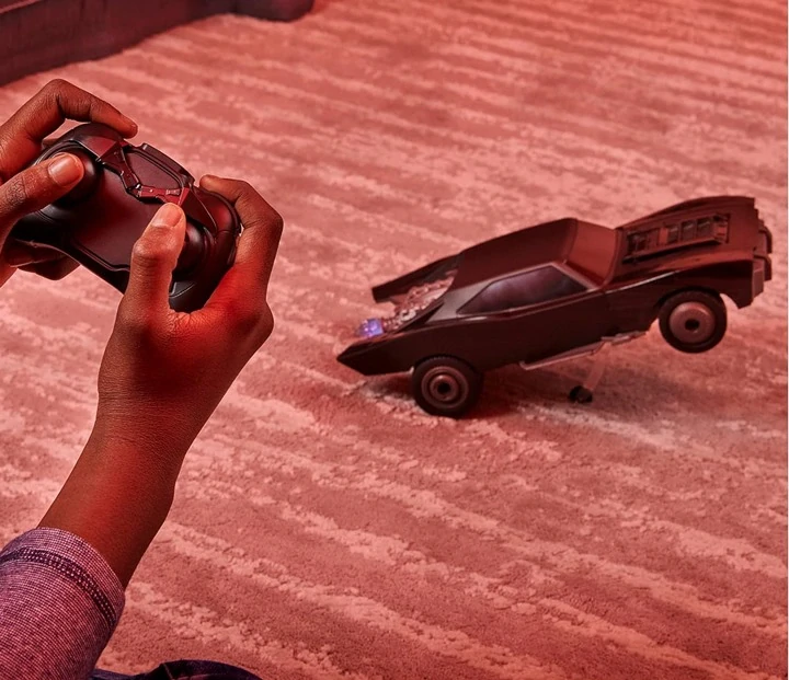 Auto Batman Turbo Boost Batmobile Na Dálkové Ovládání RC svítí 1:15 od Spin Master