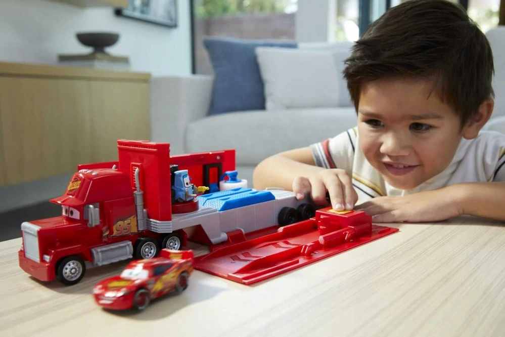 Mattel Transporter Mack Nákladní auto s odpalovacím zařízením CARS Guido HDC75